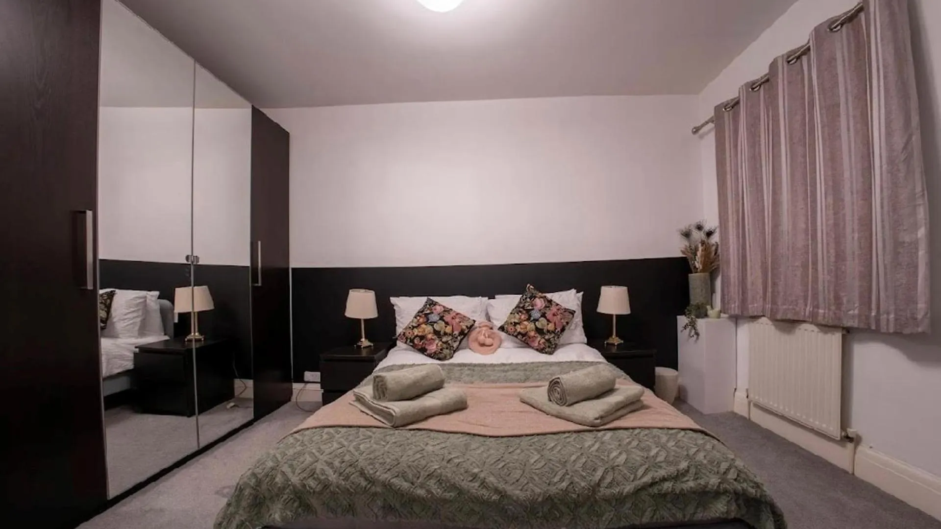 Apartment-Sleeps4-Parking-Balcony 튀크냄 영국