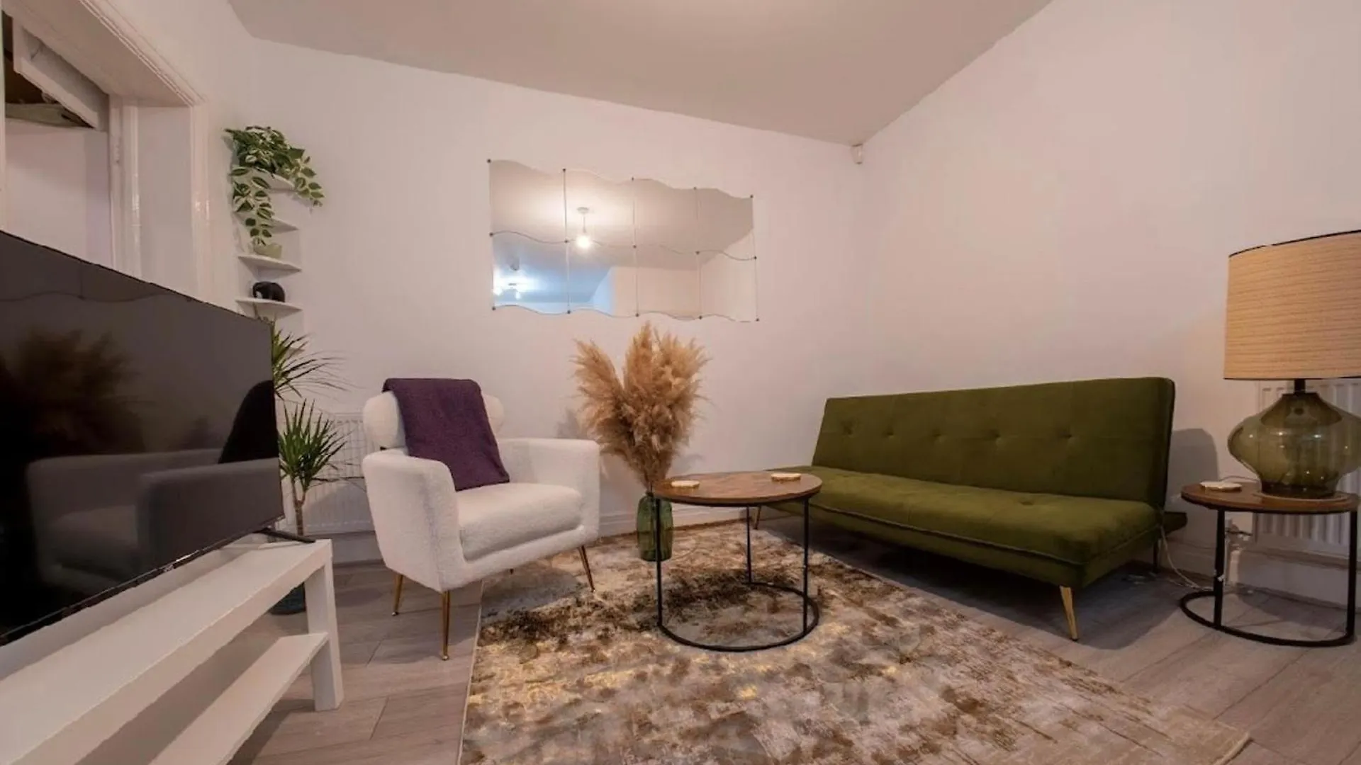 Apartment-Sleeps4-Parking-Balcony 튀크냄